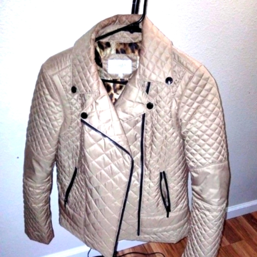 Beige waffle print coat. Like new. Size M